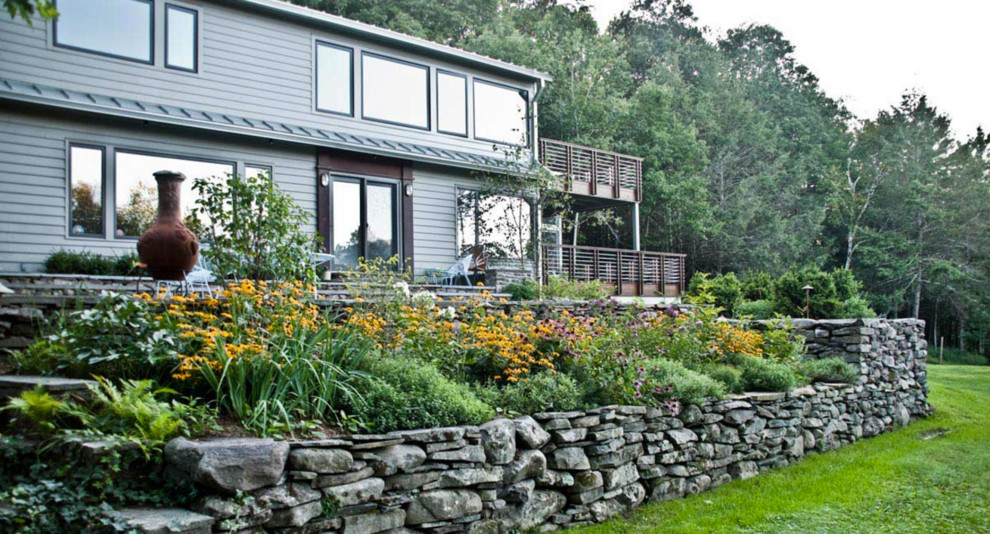 Inspiration for a large traditional full sun backyard landscaping in New York.