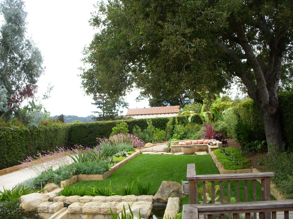 Свежая идея для дизайна: большой участок и сад на заднем дворе в стиле фьюжн - отличное фото интерьера