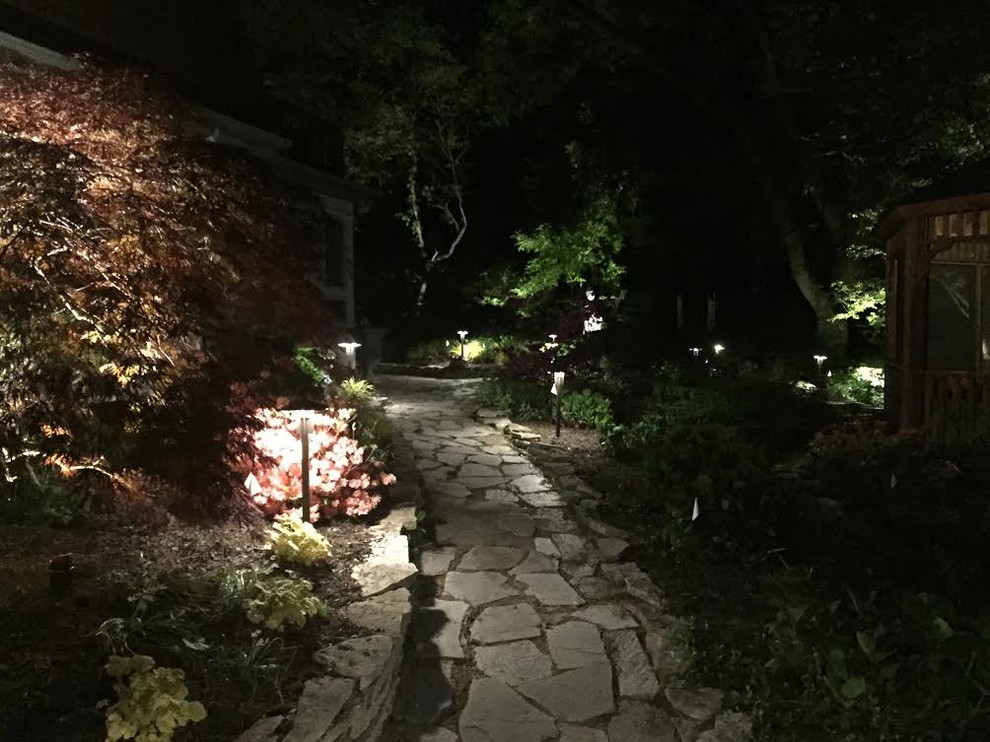 Klassischer Gartenweg mit Natursteinplatten in Chicago