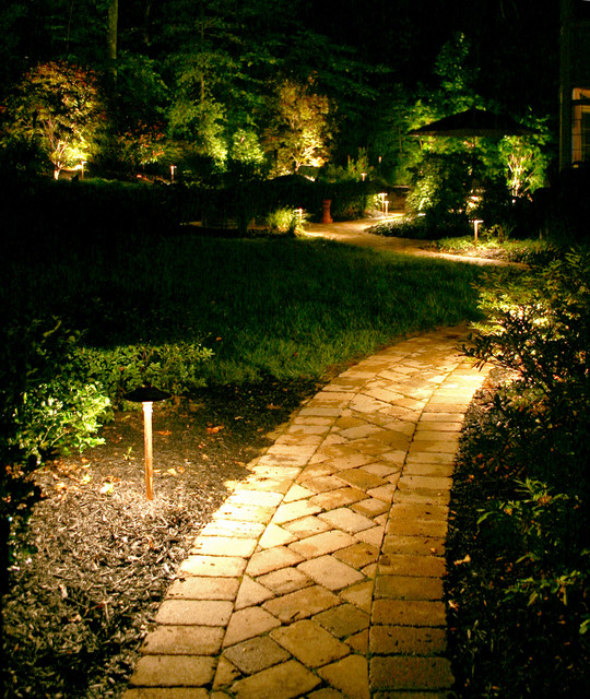 Path Lighting Provides Sure Footing in Richmond トラディショナル 庭 リッチモンド