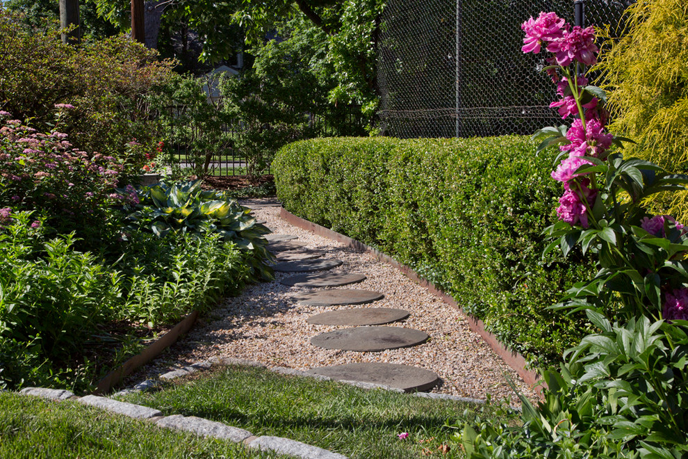 Immagine di un grande giardino formale vittoriano esposto in pieno sole dietro casa con un ingresso o sentiero e pavimentazioni in pietra naturale