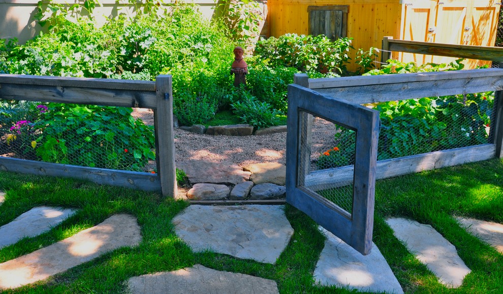 Imagen de jardín ecléctico de tamaño medio en verano en patio trasero con exposición parcial al sol y gravilla