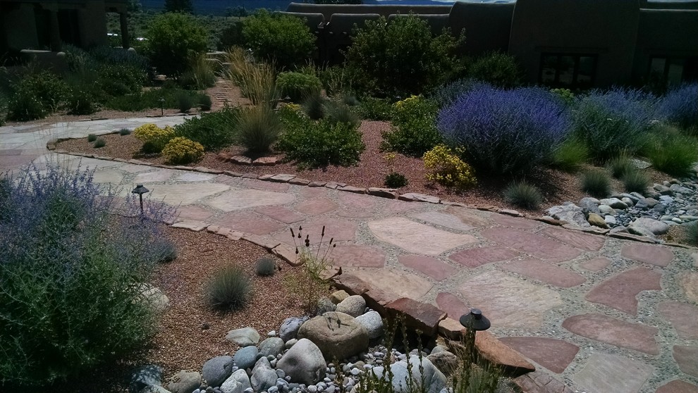 Идея дизайна: солнечный, летний засухоустойчивый сад на переднем дворе в стиле фьюжн с садовой дорожкой или калиткой, хорошей освещенностью и покрытием из каменной брусчатки