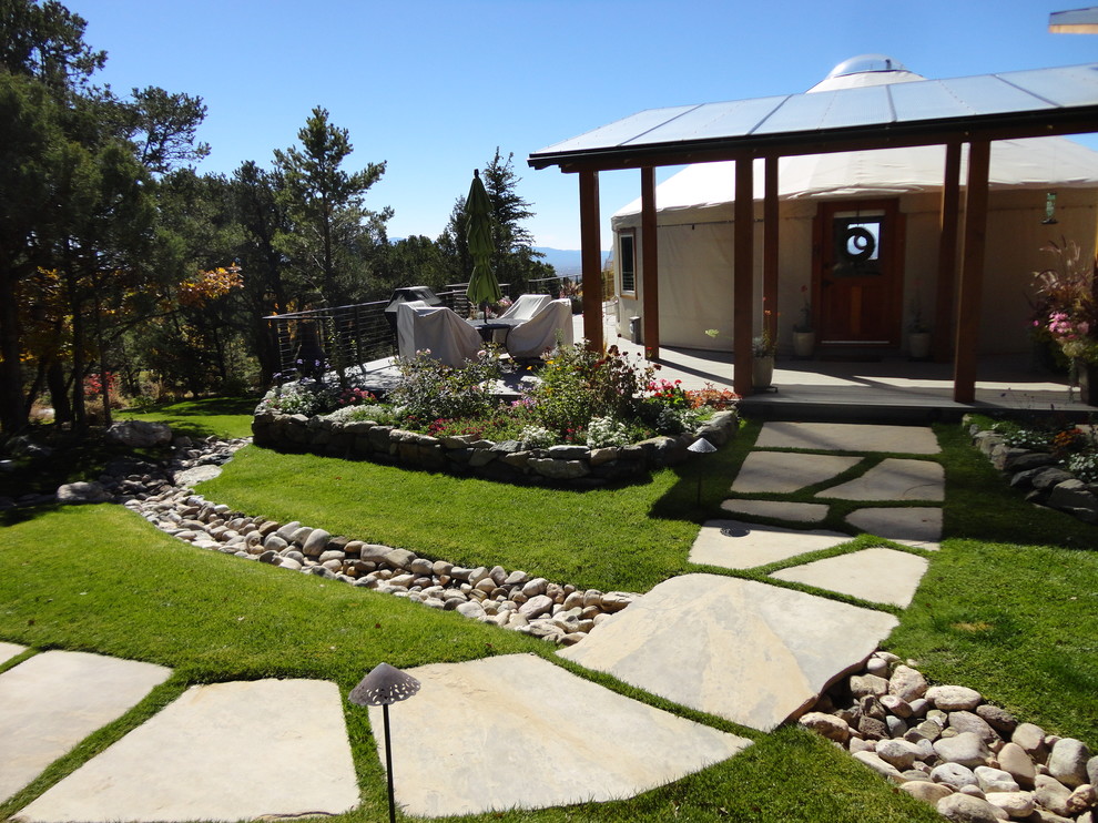 Идея дизайна: солнечный, летний засухоустойчивый сад на переднем дворе в стиле фьюжн с садовой дорожкой или калиткой, хорошей освещенностью и покрытием из каменной брусчатки