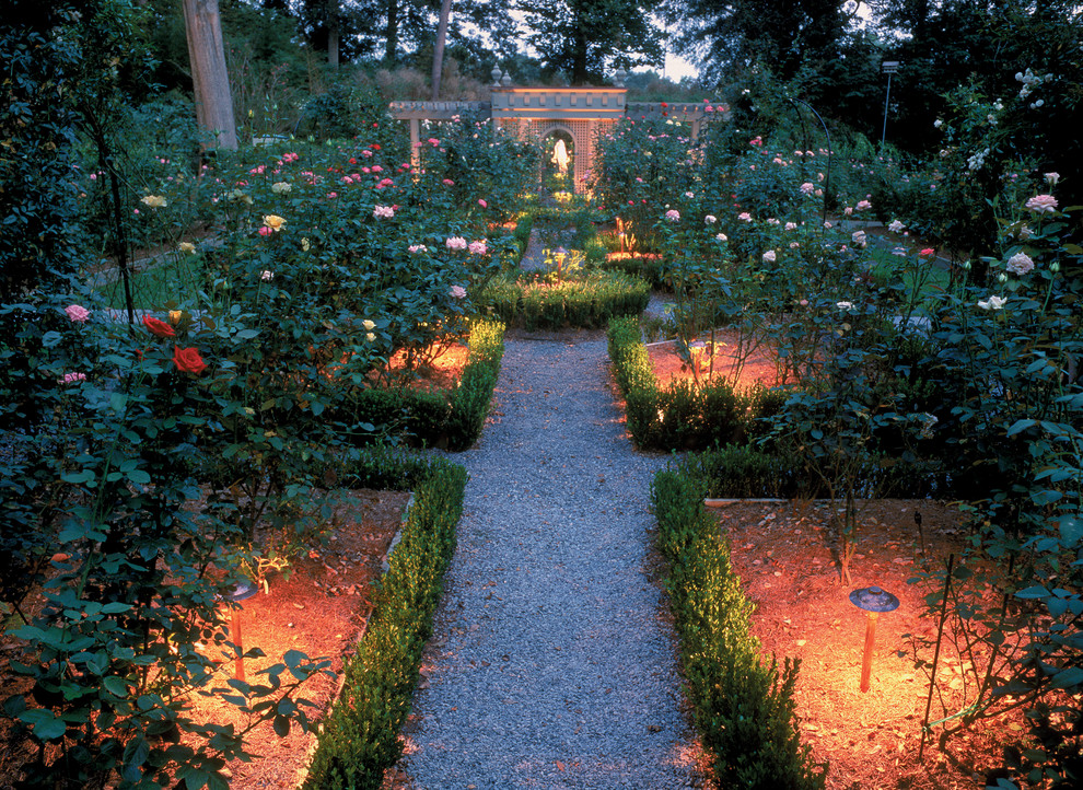Inspiration för stora klassiska trädgårdar i delvis sol, med en trädgårdsgång och grus