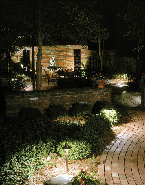 Pathway and Patio Lighting Classique Jardin New York par