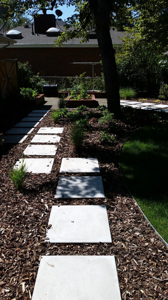 На фото: большой летний участок и сад на заднем дворе в классическом стиле с полуденной тенью и мощением тротуарной плиткой