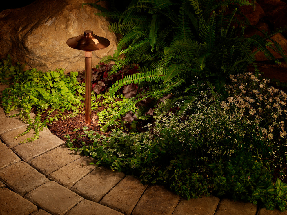Immagine di un giardino classico esposto a mezz'ombra di medie dimensioni e dietro casa con un ingresso o sentiero e pavimentazioni in mattoni