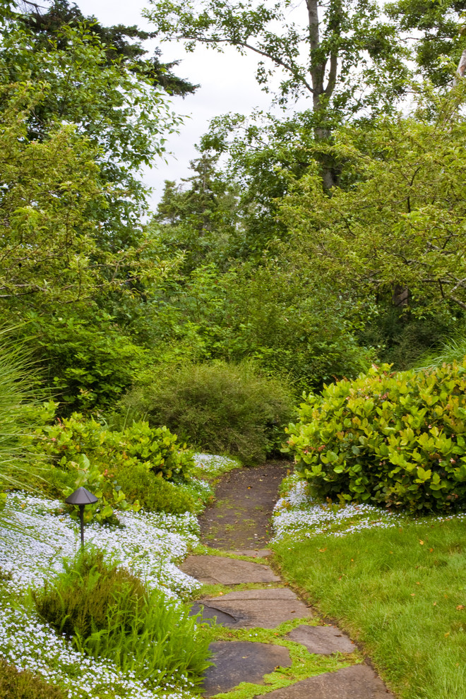 Klassischer Garten mit Natursteinplatten in Seattle