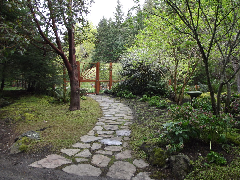 Klassischer Garten hinter dem Haus mit Natursteinplatten in Seattle