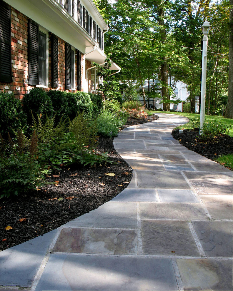 Esempio di un giardino classico esposto a mezz'ombra di medie dimensioni e davanti casa con un ingresso o sentiero e pavimentazioni in pietra naturale
