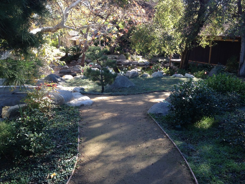 This is an example of a mid-sized drought-tolerant and full sun backyard landscaping in Los Angeles.