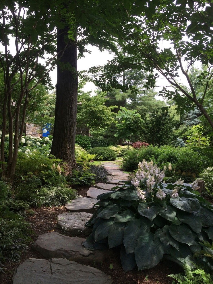 Immagine di un giardino classico esposto a mezz'ombra davanti casa con un ingresso o sentiero e pavimentazioni in pietra naturale