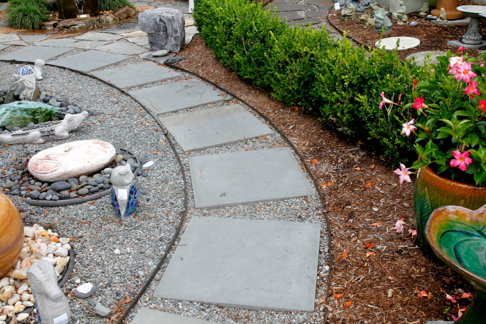 Inspiration for a traditional garden in Wilmington with natural stone paving.