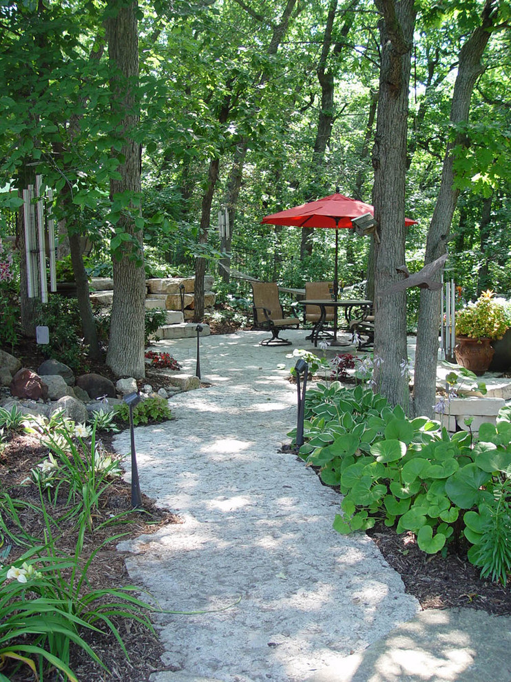 Ispirazione per un grande giardino classico in ombra dietro casa con un ingresso o sentiero e pavimentazioni in cemento