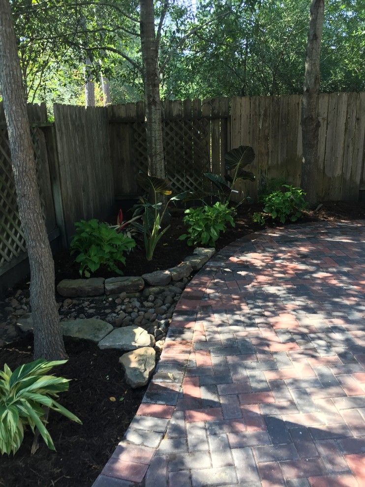 Свежая идея для дизайна: большой тенистый, осенний регулярный сад на заднем дворе в классическом стиле с мощением клинкерной брусчаткой - отличное фото интерьера