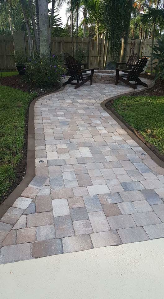 Klassischer Garten mit Pflastersteinen und Gehweg in Orlando