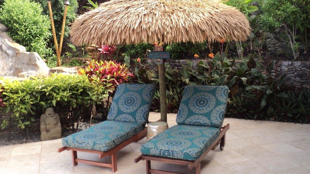 Ejemplo de jardín exótico grande en verano en patio trasero con fuente, exposición parcial al sol y adoquines de hormigón