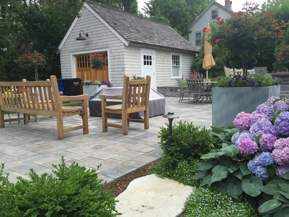 Imagen de jardín costero pequeño en verano en patio trasero con brasero, exposición parcial al sol y adoquines de hormigón