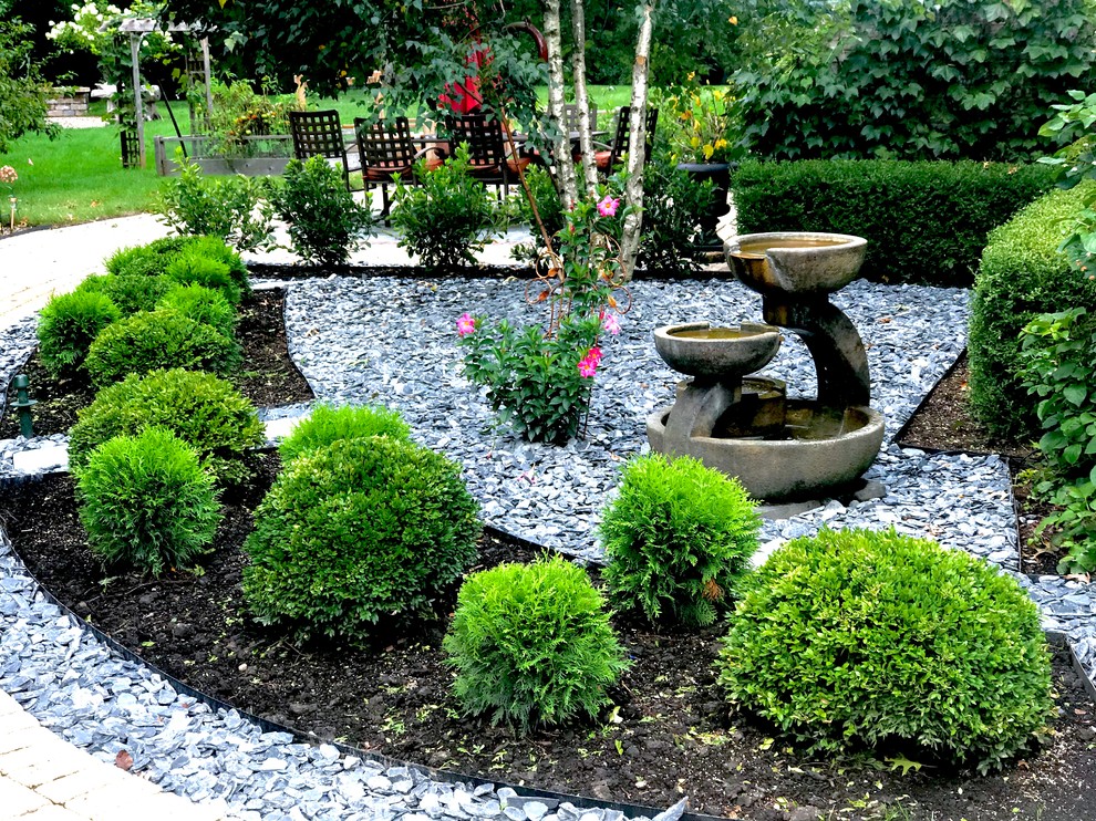Пример оригинального дизайна: большой солнечный, летний участок и сад на заднем дворе в современном стиле с хорошей освещенностью и покрытием из гравия
