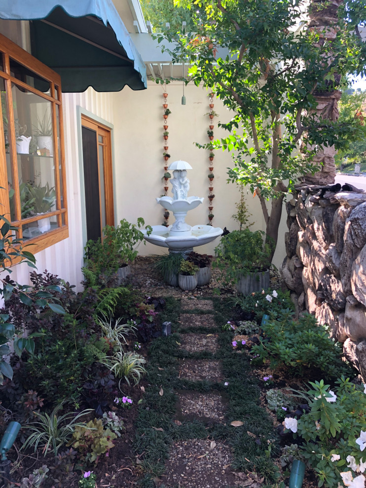 Пример оригинального дизайна: маленький регулярный сад на внутреннем дворе в классическом стиле с растениями в контейнерах и полуденной тенью для на участке и в саду
