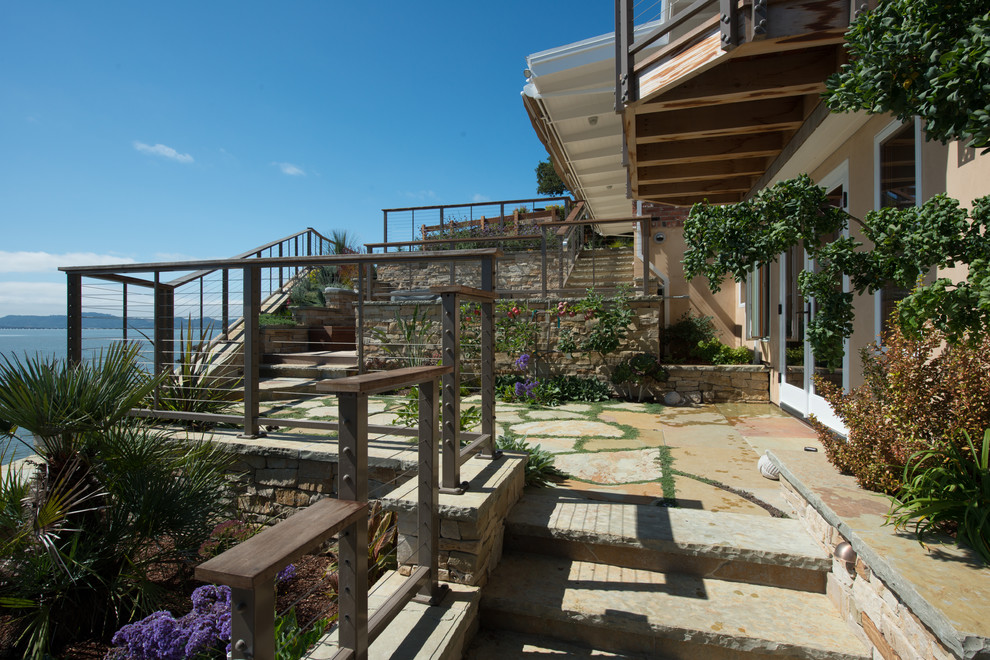 サンフランシスコにあるビーチスタイルのおしゃれな庭 (傾斜地、階段) の写真