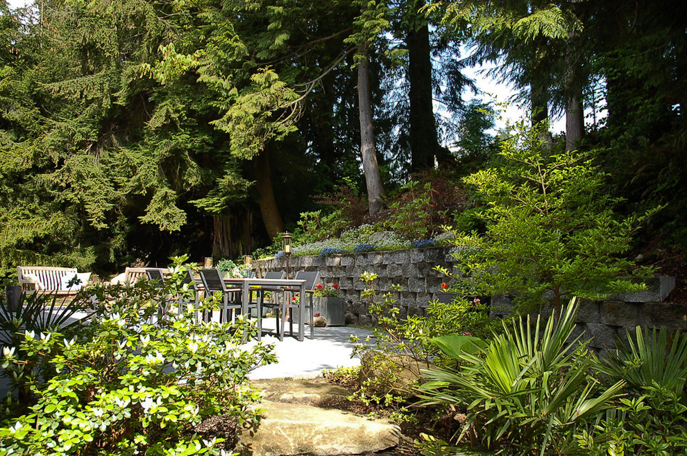 シアトルにあるエクレクティックスタイルのおしゃれな庭 (擁壁) の写真