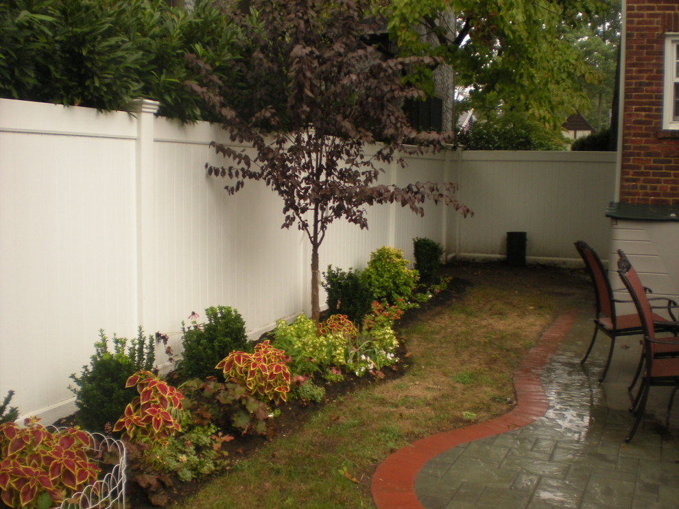 Design ideas for a mid-sized modern shade backyard concrete paver landscaping in New York for summer.