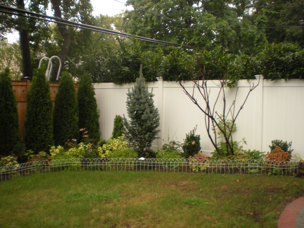 Foto di un giardino moderno in ombra di medie dimensioni e dietro casa in estate con pavimentazioni in cemento