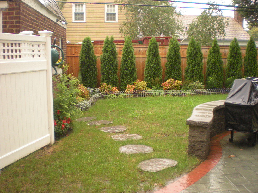Modelo de jardín minimalista de tamaño medio en verano en patio trasero con exposición reducida al sol y adoquines de hormigón