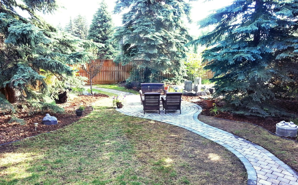 Идея дизайна: участок и сад среднего размера на заднем дворе в современном стиле с полуденной тенью и мощением клинкерной брусчаткой
