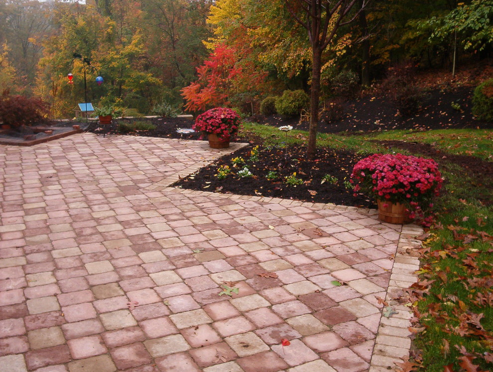 Пример оригинального дизайна: участок и сад среднего размера на заднем дворе в классическом стиле с мощением клинкерной брусчаткой