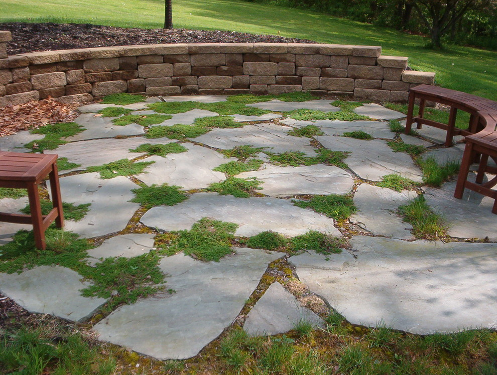 Idee per un piccolo giardino tradizionale dietro casa con pavimentazioni in pietra naturale