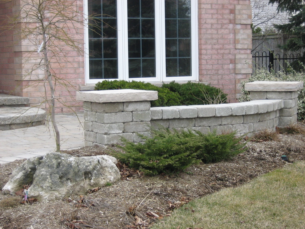 Пример оригинального дизайна: участок и сад среднего размера на заднем дворе в стиле модернизм с подпорной стенкой и мульчированием