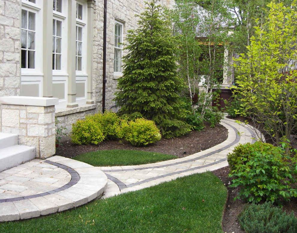 Cette image montre un aménagement d'entrée ou allée de jardin arrière traditionnel de taille moyenne et l'été avec une exposition ombragée et des pavés en béton.