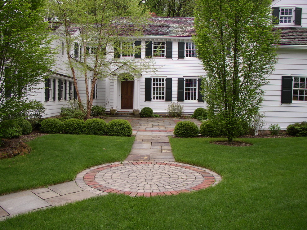 Источник вдохновения для домашнего уюта: участок и сад среднего размера на переднем дворе в классическом стиле с полуденной тенью и мощением тротуарной плиткой