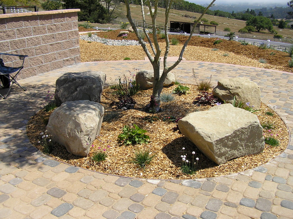 Mittelgroßer Moderner Gartenweg im Sommer, neben dem Haus mit direkter Sonneneinstrahlung und Natursteinplatten in San Luis Obispo