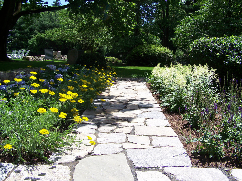 Ispirazione per un grande giardino tradizionale esposto a mezz'ombra dietro casa con pavimentazioni in pietra naturale