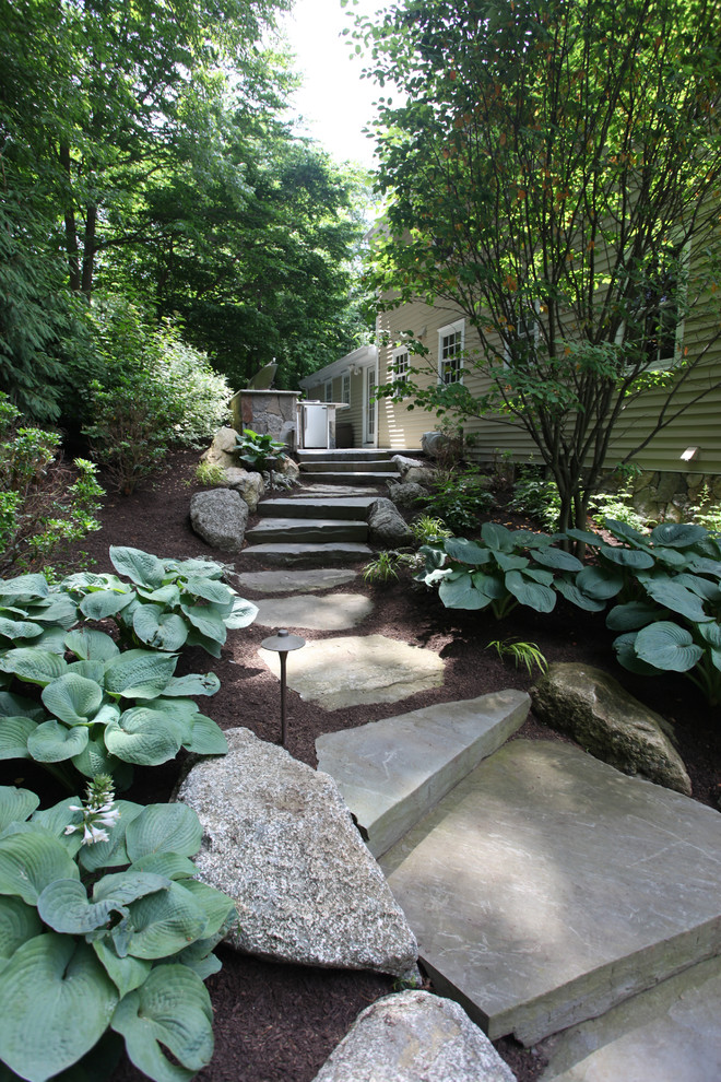 Idee per un grande giardino chic dietro casa con pavimentazioni in pietra naturale