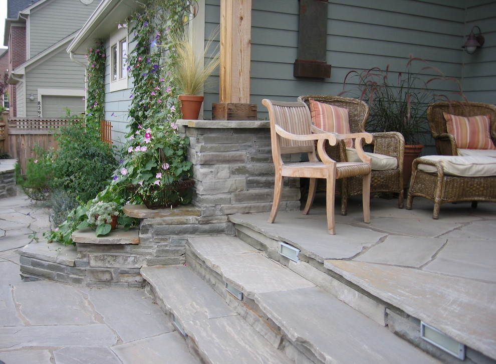 Idées déco pour un petit jardin arrière classique avec des pavés en pierre naturelle.