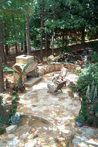 Пример оригинального дизайна: большой участок и сад на заднем дворе в классическом стиле с местом для костра, полуденной тенью и покрытием из каменной брусчатки