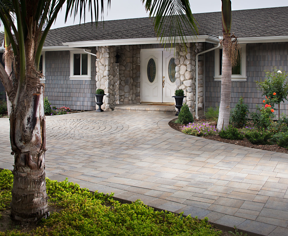 Esempio di un vialetto d'ingresso tradizionale esposto in pieno sole di medie dimensioni e davanti casa con pavimentazioni in cemento