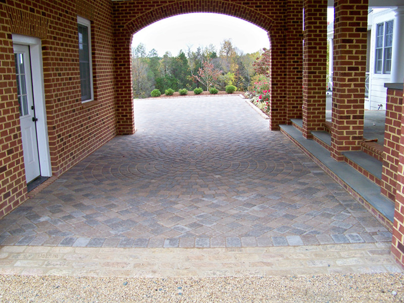 Foto di un vialetto d'ingresso classico dietro casa con pavimentazioni in cemento