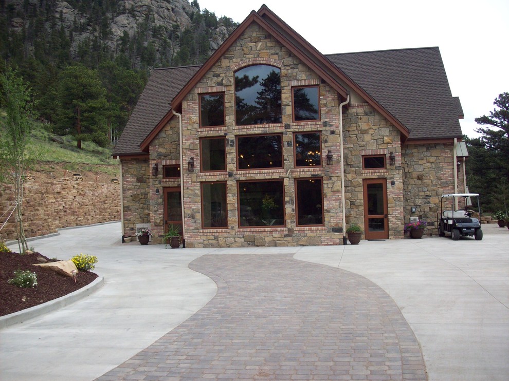 Diseño de acceso privado rural grande en patio delantero con exposición parcial al sol y adoquines de piedra natural
