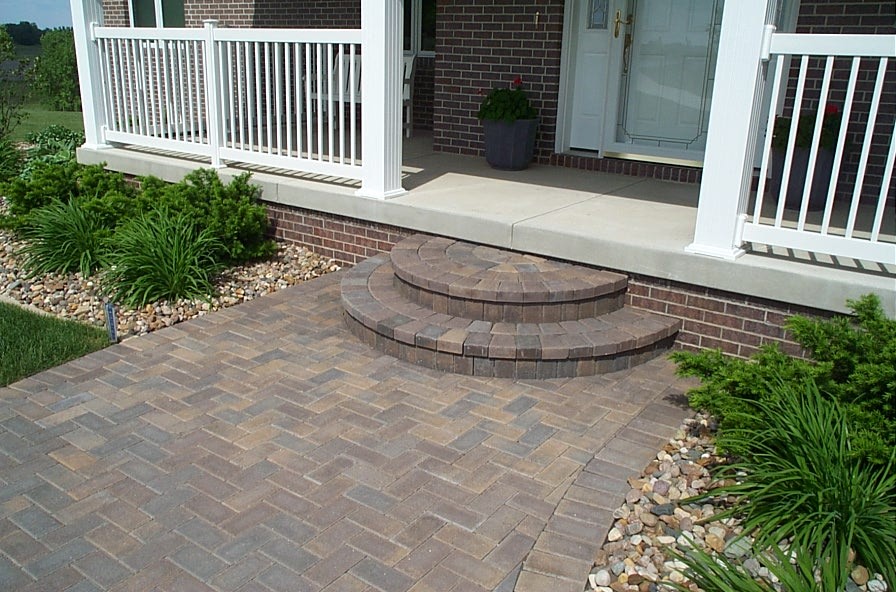 Photo of a mid-sized traditional front yard brick landscaping in Cedar Rapids.