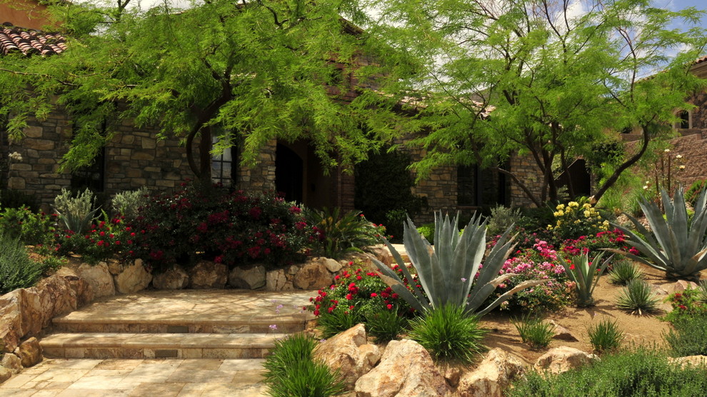 Foto de jardín de secano mediterráneo grande en patio delantero con exposición total al sol y adoquines de piedra natural