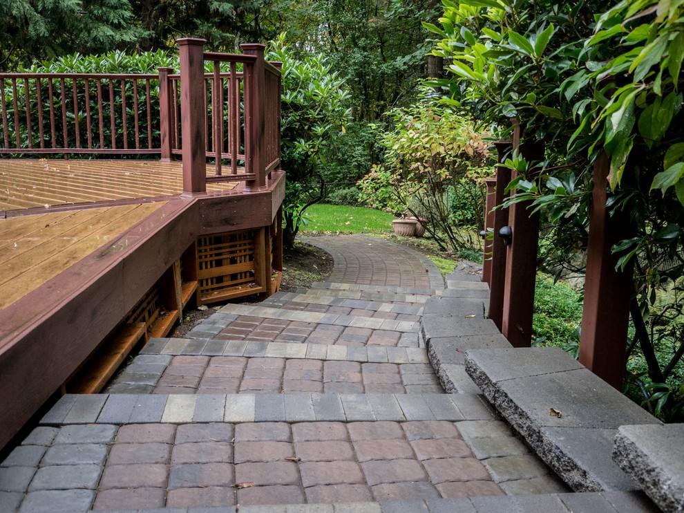 Idee per un grande giardino tradizionale in ombra con un ingresso o sentiero, un pendio, una collina o una riva e pavimentazioni in cemento
