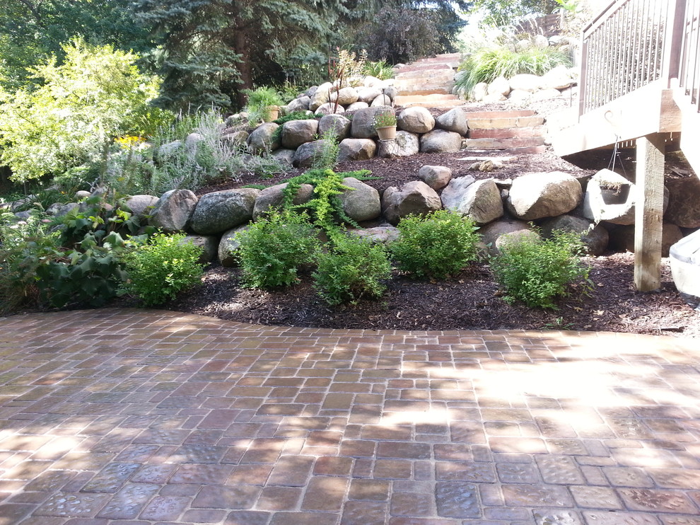 Inspiration for a traditional landscaping in Minneapolis.