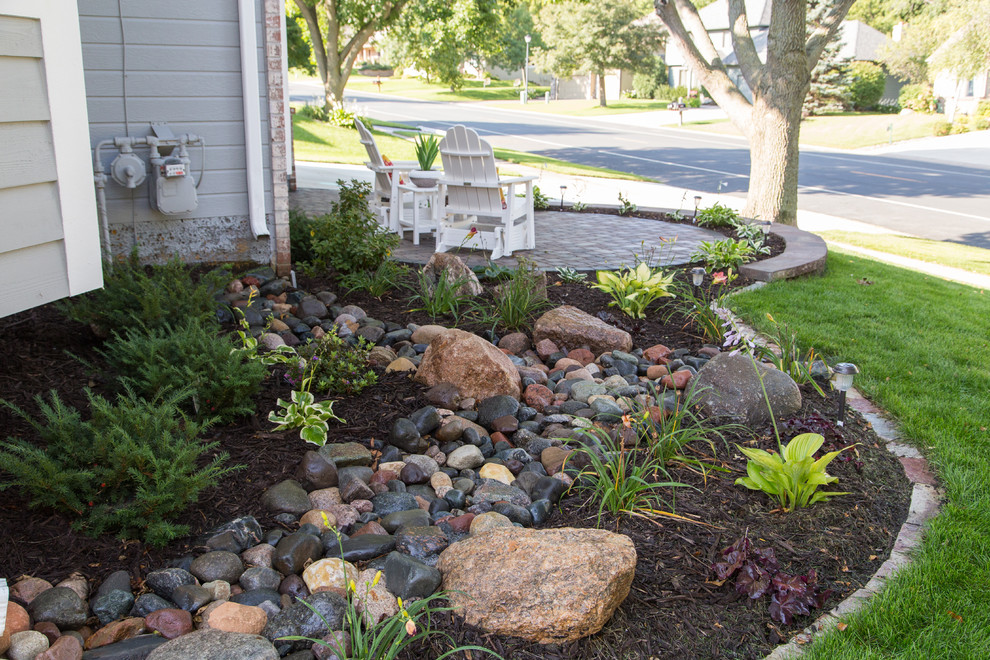 Ejemplo de jardín pequeño en patio delantero con adoquines de piedra natural