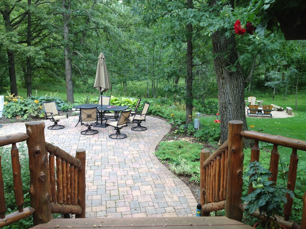 Пример оригинального дизайна: участок и сад среднего размера на заднем дворе в стиле рустика с мощением клинкерной брусчаткой